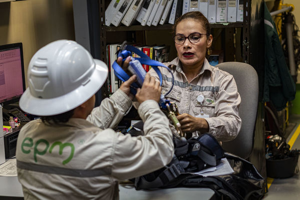 Seguridad trabajo Termoeléctrica Sierra Puerto Nare
Seguridad en el trabajo Termoeléctrica La Sierra Puerto Nare. 
Fecha: Noviembre 5 2019. 
Para descargar esta fotografía en alta resolución, haga clic sobre la imagen hasta que la misma se despliegue en la pantalla completa; luego dé clic derecho y elija la opción "guardar imagen como". 
En caso de publicación por cualquier medio, solicitamos acompañarla del crédito: "Foto EPM"
Palabras clave: Seguridad trabajo Termoeléctrica Sierra Puerto Nare