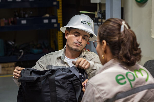 Seguridad trabajo Termoeléctrica Sierra Puerto Nare
Seguridad en el trabajo Termoeléctrica La Sierra Puerto Nare. 
Fecha: Noviembre 5 2019. 
Para descargar esta fotografía en alta resolución, haga clic sobre la imagen hasta que la misma se despliegue en la pantalla completa; luego dé clic derecho y elija la opción "guardar imagen como". 
En caso de publicación por cualquier medio, solicitamos acompañarla del crédito: "Foto EPM"
Palabras clave: Seguridad trabajo Termoeléctrica Sierra Puerto Nare