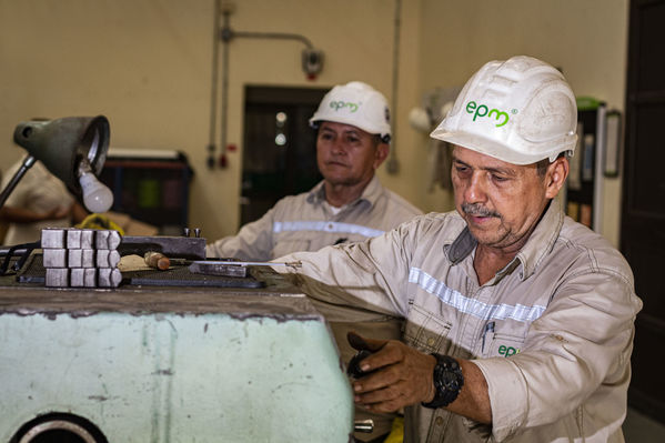 Seguridad trabajo Termoeléctrica Sierra Puerto Nare
Seguridad en el trabajo Termoeléctrica La Sierra Puerto Nare. 
Fecha: Noviembre 5 2019. 
Para descargar esta fotografía en alta resolución, haga clic sobre la imagen hasta que la misma se despliegue en la pantalla completa; luego dé clic derecho y elija la opción "guardar imagen como". 
En caso de publicación por cualquier medio, solicitamos acompañarla del crédito: "Foto EPM"
Palabras clave: Seguridad trabajo Termoeléctrica Sierra Puerto Nare
