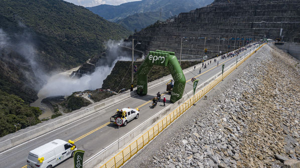 Inauguración vía sobre la cima de la presa
Inauguración vía sobre la cima de la presa
Fecha: Noviembre 8 2019
Para descargar esta fotografía en alta resolución, haga clic sobre la imagen hasta que la misma se despliegue en la pantalla completa; luego dé clic derecho y elija la opción "guardar imagen como". 
En caso de publicación por cualquier medio, solicitamos acompañarla del crédito: "Foto EPM"
Palabras clave: Inauguración vía sobre la cima de la presa