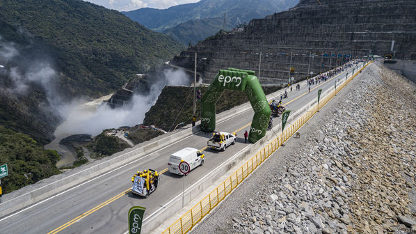 Inauguración vía sobre la cima de la presa
Inauguración vía sobre la cima de la presa
Fecha: Noviembre 8 2019
Para descargar esta fotografía en alta resolución, haga clic sobre la imagen hasta que la misma se despliegue en la pantalla completa; luego dé clic derecho y elija la opción "guardar imagen como". 
En caso de publicación por cualquier medio, solicitamos acompañarla del crédito: "Foto EPM"
Palabras clave: Inauguración vía sobre la cima de la presa