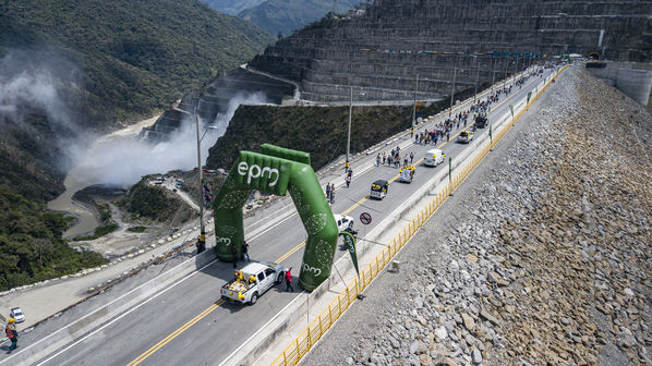 Inauguración vía sobre la cima de la presa
Inauguración vía sobre la cima de la presa
Fecha: Noviembre 8 2019
Para descargar esta fotografía en alta resolución, haga clic sobre la imagen hasta que la misma se despliegue en la pantalla completa; luego dé clic derecho y elija la opción "guardar imagen como". 
En caso de publicación por cualquier medio, solicitamos acompañarla del crédito: "Foto EPM"
Palabras clave: Inauguración vía sobre la cima de la presa