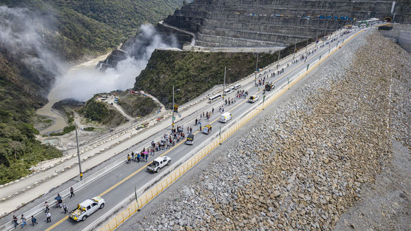 Inauguración vía sobre la cima de la presa
Inauguración vía sobre la cima de la presa
Fecha: Noviembre 8 2019
Para descargar esta fotografía en alta resolución, haga clic sobre la imagen hasta que la misma se despliegue en la pantalla completa; luego dé clic derecho y elija la opción "guardar imagen como". 
En caso de publicación por cualquier medio, solicitamos acompañarla del crédito: "Foto EPM"
Palabras clave: Inauguración vía sobre la cima de la presa