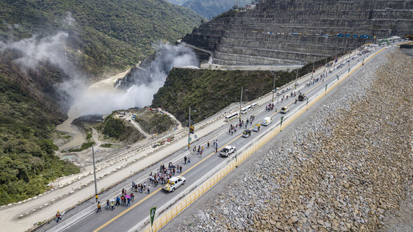 Inauguración vía sobre la cima de la presa
Inauguración vía sobre la cima de la presa
Fecha: Noviembre 8 2019
Para descargar esta fotografía en alta resolución, haga clic sobre la imagen hasta que la misma se despliegue en la pantalla completa; luego dé clic derecho y elija la opción "guardar imagen como". 
En caso de publicación por cualquier medio, solicitamos acompañarla del crédito: "Foto EPM"
Palabras clave: Inauguración vía sobre la cima de la presa