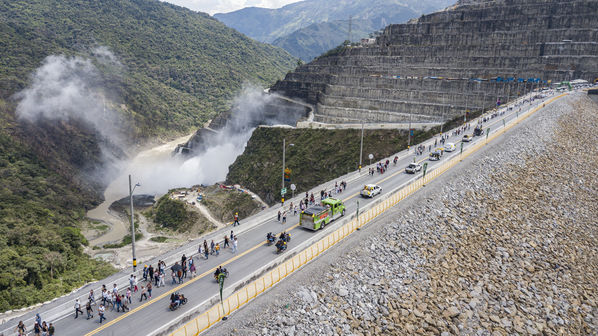 Inauguración vía sobre la cima de la presa
Inauguración vía sobre la cima de la presa
Fecha: Noviembre 8 2019
Para descargar esta fotografía en alta resolución, haga clic sobre la imagen hasta que la misma se despliegue en la pantalla completa; luego dé clic derecho y elija la opción "guardar imagen como". 
En caso de publicación por cualquier medio, solicitamos acompañarla del crédito: "Foto EPM"
Palabras clave: Inauguración vía sobre la cima de la presa