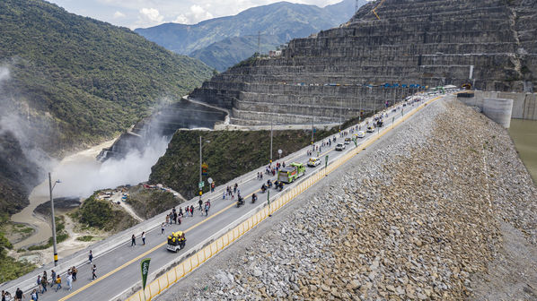 Inauguración vía sobre la cima de la presa
Inauguración vía sobre la cima de la presa
Fecha: Noviembre 8 2019
Para descargar esta fotografía en alta resolución, haga clic sobre la imagen hasta que la misma se despliegue en la pantalla completa; luego dé clic derecho y elija la opción "guardar imagen como". 
En caso de publicación por cualquier medio, solicitamos acompañarla del crédito: "Foto EPM"
Palabras clave: Inauguración vía sobre la cima de la presa