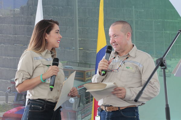 Inauguración vía sobre la cima de la presa
Inauguración vía sobre la cima de la presa
Fecha: Noviembre 8 2019
Para descargar esta fotografía en alta resolución, haga clic sobre la imagen hasta que la misma se despliegue en la pantalla completa; luego dé clic derecho y elija la opción "guardar imagen como". 
En caso de publicación por cualquier medio, solicitamos acompañarla del crédito: "Foto EPM"
Palabras clave: Inauguración vía sobre la cima de la presa