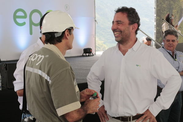 Inauguración vía sobre la cima de la presa
Inauguración vía sobre la cima de la presa
Fecha: Noviembre 8 2019
Para descargar esta fotografía en alta resolución, haga clic sobre la imagen hasta que la misma se despliegue en la pantalla completa; luego dé clic derecho y elija la opción "guardar imagen como". 
En caso de publicación por cualquier medio, solicitamos acompañarla del crédito: "Foto EPM"
Palabras clave: Inauguración vía sobre la cima de la presa
