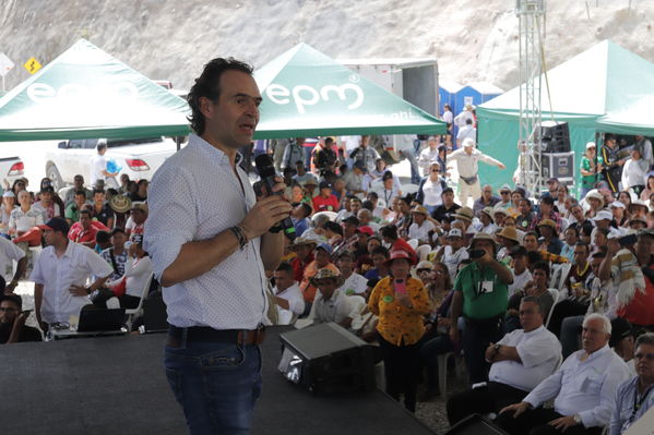 Inauguración vía sobre la cima de la presa
Inauguración vía sobre la cima de la presa
Fecha: Noviembre 8 2019
Para descargar esta fotografía en alta resolución, haga clic sobre la imagen hasta que la misma se despliegue en la pantalla completa; luego dé clic derecho y elija la opción "guardar imagen como". 
En caso de publicación por cualquier medio, solicitamos acompañarla del crédito: "Foto EPM"
Palabras clave: Inauguración vía sobre la cima de la presa