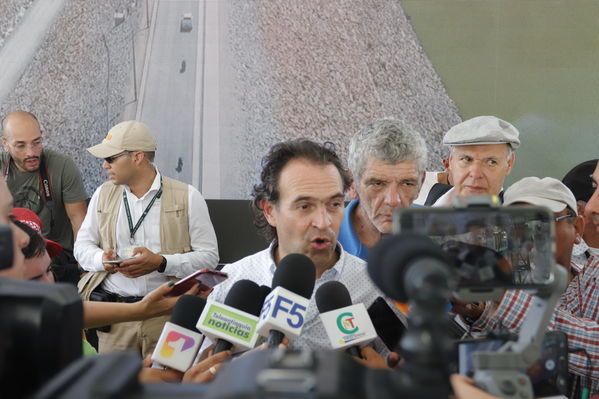 Inauguración vía sobre la cima de la presa
Inauguración vía sobre la cima de la presa
Fecha: Noviembre 8 2019
Para descargar esta fotografía en alta resolución, haga clic sobre la imagen hasta que la misma se despliegue en la pantalla completa; luego dé clic derecho y elija la opción "guardar imagen como". 
En caso de publicación por cualquier medio, solicitamos acompañarla del crédito: "Foto EPM"
Palabras clave: Inauguración vía sobre la cima de la presa