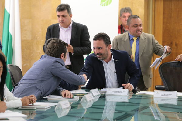 Firma convenio construcción escuelas indígenas
Firma convenio construcción escuelas indígenas
Fecha: Octubre 11 de 2017
Para descargar esta fotografía en alta resolución, haga clic sobre la imagen hasta que la misma se despliegue en la pantalla completa; luego dé clic derecho y elija la opción "guardar imagen como". 
En caso de publicación por cualquier medio, solicitamos acompañarla del crédito: "Foto EPM"
Palabras clave: Firma convenio construcción escuelas indígenas