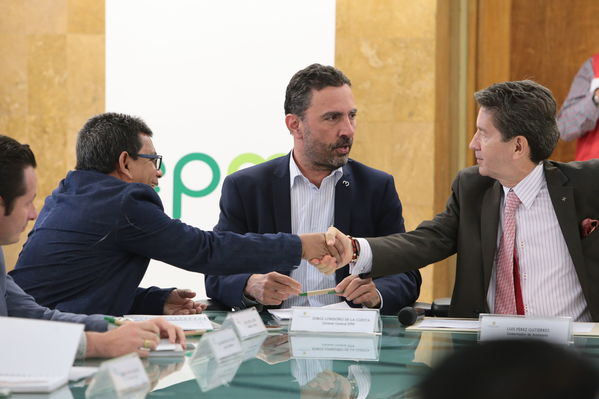 Firma convenio construcción escuelas indígenas
Firma convenio construcción escuelas indígenas
Fecha: Octubre 11 de 2017
Para descargar esta fotografía en alta resolución, haga clic sobre la imagen hasta que la misma se despliegue en la pantalla completa; luego dé clic derecho y elija la opción "guardar imagen como". 
En caso de publicación por cualquier medio, solicitamos acompañarla del crédito: "Foto EPM"
Palabras clave: Firma convenio construcción escuelas indígenas