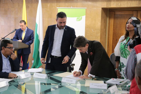 Firma convenio construcción escuelas indígenas
Firma convenio construcción escuelas indígenas
Fecha: Octubre 11 de 2017
Para descargar esta fotografía en alta resolución, haga clic sobre la imagen hasta que la misma se despliegue en la pantalla completa; luego dé clic derecho y elija la opción "guardar imagen como". 
En caso de publicación por cualquier medio, solicitamos acompañarla del crédito: "Foto EPM"
Palabras clave: Firma convenio construcción escuelas indígenas
