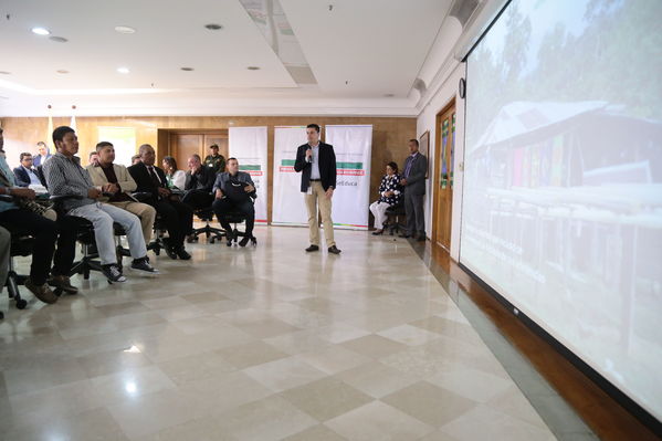 Firma convenio construcción escuelas indígenas
Firma convenio construcción escuelas indígenas
Fecha: Octubre 11 de 2017
Para descargar esta fotografía en alta resolución, haga clic sobre la imagen hasta que la misma se despliegue en la pantalla completa; luego dé clic derecho y elija la opción "guardar imagen como". 
En caso de publicación por cualquier medio, solicitamos acompañarla del crédito: "Foto EPM"
Palabras clave: Firma convenio construcción escuelas indígenas