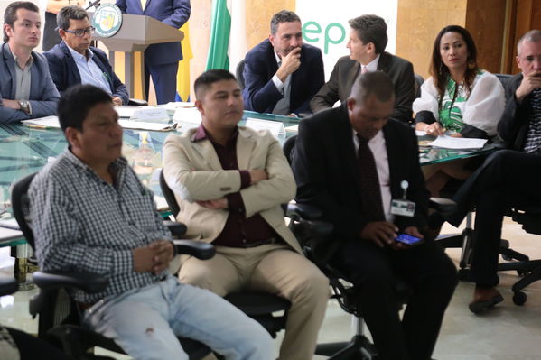 Firma convenio construcción escuelas indígenas
Firma convenio construcción escuelas indígenas
Fecha: Octubre 11 de 2017
Para descargar esta fotografía en alta resolución, haga clic sobre la imagen hasta que la misma se despliegue en la pantalla completa; luego dé clic derecho y elija la opción "guardar imagen como". 
En caso de publicación por cualquier medio, solicitamos acompañarla del crédito: "Foto EPM"
Palabras clave: Firma convenio construcción escuelas indígenas