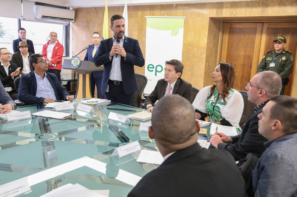 Firma convenio construcción escuelas indígenas
Firma convenio construcción escuelas indígenas
Fecha: Octubre 11 de 2017
Para descargar esta fotografía en alta resolución, haga clic sobre la imagen hasta que la misma se despliegue en la pantalla completa; luego dé clic derecho y elija la opción "guardar imagen como". 
En caso de publicación por cualquier medio, solicitamos acompañarla del crédito: "Foto EPM"
Palabras clave: Firma convenio construcción escuelas indígenas