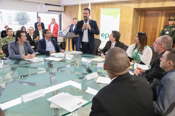 Firma convenio construcción escuelas indígenas
Firma convenio construcción escuelas indígenas
Fecha: Octubre 11 de 2017
Para descargar esta fotografía en alta resolución, haga clic sobre la imagen hasta que la misma se despliegue en la pantalla completa; luego dé clic derecho y elija la opción "guardar imagen como". 
En caso de publicación por cualquier medio, solicitamos acompañarla del crédito: "Foto EPM"
Palabras clave: Firma convenio construcción escuelas indígenas