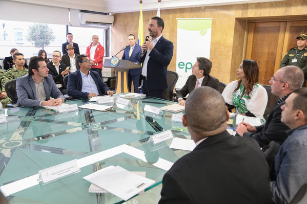 Firma convenio construcción escuelas indígenas
Firma convenio construcción escuelas indígenas
Fecha: Octubre 11 de 2017
Para descargar esta fotografía en alta resolución, haga clic sobre la imagen hasta que la misma se despliegue en la pantalla completa; luego dé clic derecho y elija la opción "guardar imagen como". 
En caso de publicación por cualquier medio, solicitamos acompañarla del crédito: "Foto EPM"
Palabras clave: Firma convenio construcción escuelas indígenas
