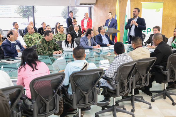 Firma convenio construcción escuelas indígenas
Firma convenio construcción escuelas indígenas
Fecha: Octubre 11 de 2017
Para descargar esta fotografía en alta resolución, haga clic sobre la imagen hasta que la misma se despliegue en la pantalla completa; luego dé clic derecho y elija la opción "guardar imagen como". 
En caso de publicación por cualquier medio, solicitamos acompañarla del crédito: "Foto EPM"
Palabras clave: Firma convenio construcción escuelas indígenas
