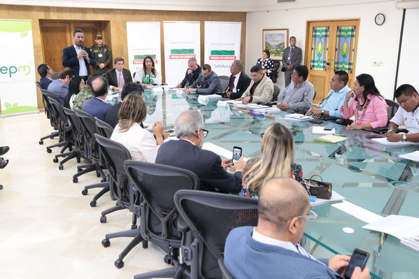 Firma convenio construcción escuelas indígenas
Firma convenio construcción escuelas indígenas
Fecha: Octubre 11 de 2017
Para descargar esta fotografía en alta resolución, haga clic sobre la imagen hasta que la misma se despliegue en la pantalla completa; luego dé clic derecho y elija la opción "guardar imagen como". 
En caso de publicación por cualquier medio, solicitamos acompañarla del crédito: "Foto EPM"
Palabras clave: Firma convenio construcción escuelas indígenas