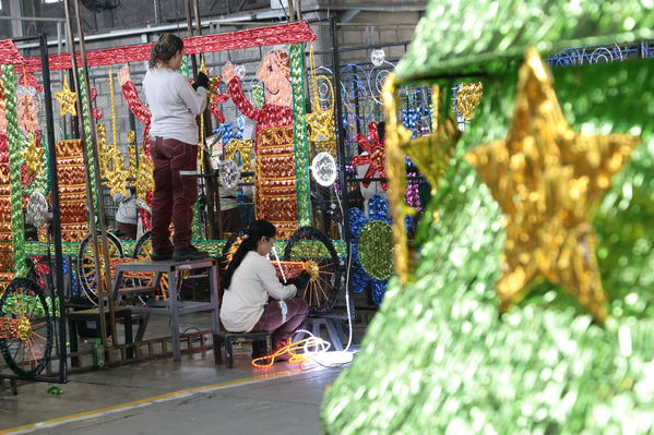 Elaboración del Alumbrado Navideño 2016
Elaboración del Alumbrado Navideño 2016
Fecha: Octubre 14 de 2016
Para descargar esta fotografía en alta resolución, haga clic sobre la imagen hasta que la misma se despliegue en la pantalla completa; luego dé clic derecho y elija la opción "guardar imagen como". 
En caso de publicación por cualquier medio, solicitamos acompañarla del crédito: "Foto EPM"
Palabras clave: Elaboración Alumbrado Navideño 2016