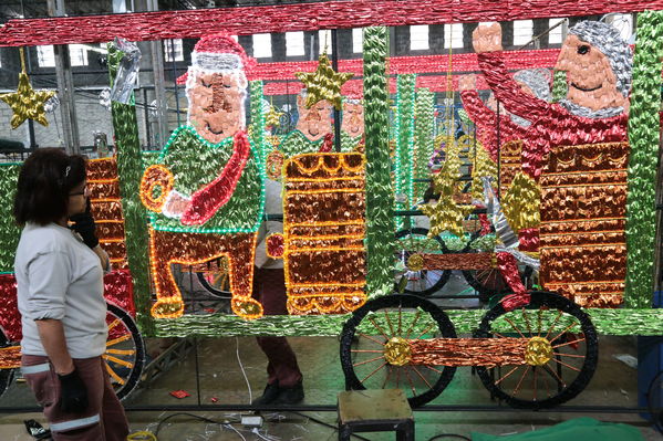 Elaboración del Alumbrado Navideño 2016
Elaboración del Alumbrado Navideño 2016
Fecha: Octubre 14 de 2016
Para descargar esta fotografía en alta resolución, haga clic sobre la imagen hasta que la misma se despliegue en la pantalla completa; luego dé clic derecho y elija la opción "guardar imagen como". 
En caso de publicación por cualquier medio, solicitamos acompañarla del crédito: "Foto EPM"
Palabras clave: Elaboración Alumbrado Navideño 2016