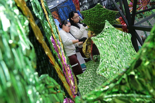 Elaboración del Alumbrado Navideño 2016
Elaboración del Alumbrado Navideño 2016
Fecha: Octubre 14 de 2016
Para descargar esta fotografía en alta resolución, haga clic sobre la imagen hasta que la misma se despliegue en la pantalla completa; luego dé clic derecho y elija la opción "guardar imagen como". 
En caso de publicación por cualquier medio, solicitamos acompañarla del crédito: "Foto EPM"
Palabras clave: Elaboración Alumbrado Navideño 2016