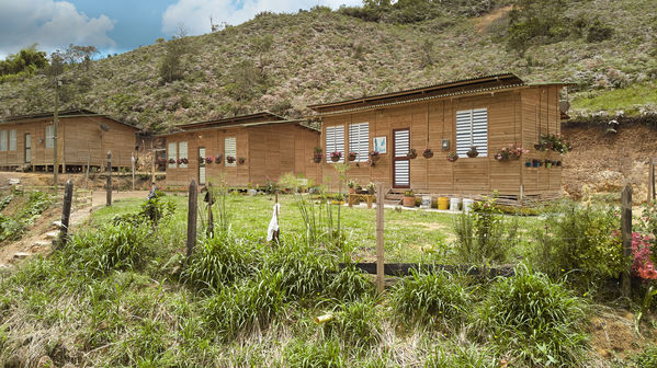 Programa de vivienda Aldeas
Programa de vivienda Aldeas.
Fecha: Octubre 17 2018.
Para descargar esta fotografía en alta resolución, haga clic sobre la imagen hasta que la misma se despliegue en la pantalla completa; luego dé clic derecho y elija la opción "guardar imagen como". 
En caso de publicación por cualquier medio, solicitamos acompañarla del crédito: "Foto EPM"
Palabras clave: Programa vivienda Aldeas