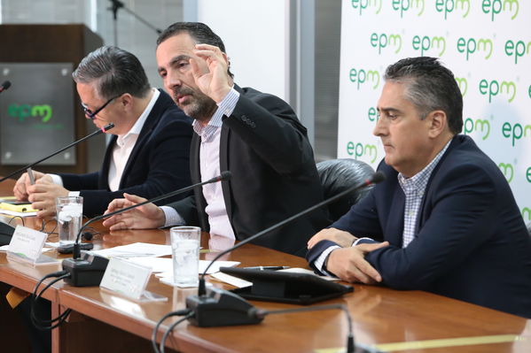 Rueda prensa proyecto Hidroeléctrico Ituango 
Rueda de prensa del proyecto hidroeléctrico Ituango
Fecha: 2 Octubre 2018.
Para descargar esta fotografía en alta resolución, haga clic sobre la imagen hasta que la misma se despliegue en la pantalla completa; luego dé clic derecho y elija la opción "guardar imagen como". 
En caso de publicación por cualquier medio, solicitamos acompañarla del crédito: "Foto EPM"
Palabras clave: Rueda prensa proyecto Hidroeléctrico Ituango