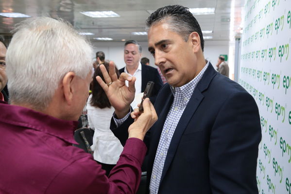 Rueda prensa proyecto Hidroeléctrico Ituango 
Rueda de prensa del proyecto hidroeléctrico Ituango
Fecha: 2 Octubre 2018.
Para descargar esta fotografía en alta resolución, haga clic sobre la imagen hasta que la misma se despliegue en la pantalla completa; luego dé clic derecho y elija la opción "guardar imagen como". 
En caso de publicación por cualquier medio, solicitamos acompañarla del crédito: "Foto EPM"
Palabras clave: Rueda prensa proyecto Hidroeléctrico Ituango