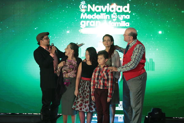 Rueda de prensa del Alumbrado Navideño 2016
Rueda de prensa del Alumbrado Navideño 2016
Fecha: Octubre 21 de 2016
Para descargar esta fotografía en alta resolución, haga clic sobre la imagen hasta que la misma se despliegue en la pantalla completa; luego dé clic derecho y elija la opción "guardar imagen como". 
En caso de publicación por cualquier medio, solicitamos acompañarla del crédito: "Foto EPM"
Palabras clave: Rueda prensa Alumbrado Navideño 2016