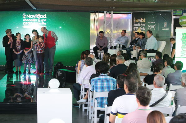 Rueda de prensa del Alumbrado Navideño 2016
Rueda de prensa del Alumbrado Navideño 2016
Fecha: Octubre 21 de 2016
Para descargar esta fotografía en alta resolución, haga clic sobre la imagen hasta que la misma se despliegue en la pantalla completa; luego dé clic derecho y elija la opción "guardar imagen como". 
En caso de publicación por cualquier medio, solicitamos acompañarla del crédito: "Foto EPM"
Palabras clave: Rueda prensa Alumbrado Navideño 2016