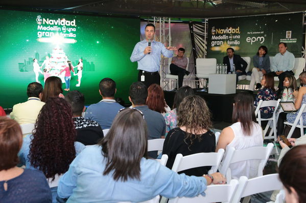 Rueda de prensa del Alumbrado Navideño 2016
Rueda de prensa del Alumbrado Navideño 2016
Fecha: Octubre 21 de 2016
Para descargar esta fotografía en alta resolución, haga clic sobre la imagen hasta que la misma se despliegue en la pantalla completa; luego dé clic derecho y elija la opción "guardar imagen como". 
En caso de publicación por cualquier medio, solicitamos acompañarla del crédito: "Foto EPM"
Palabras clave: Rueda prensa Alumbrado Navideño 2016