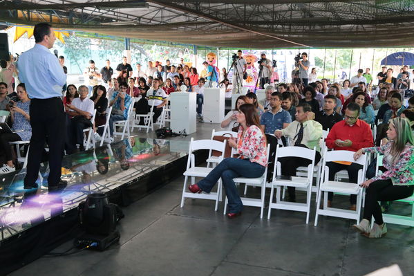 Rueda de prensa del Alumbrado Navideño 2016
Rueda de prensa del Alumbrado Navideño 2016
Fecha: Octubre 21 de 2016
Para descargar esta fotografía en alta resolución, haga clic sobre la imagen hasta que la misma se despliegue en la pantalla completa; luego dé clic derecho y elija la opción "guardar imagen como". 
En caso de publicación por cualquier medio, solicitamos acompañarla del crédito: "Foto EPM"
Palabras clave: Rueda prensa Alumbrado Navideño 2016
