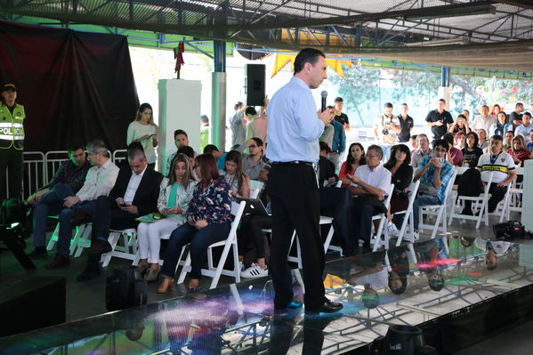 Rueda de prensa del Alumbrado Navideño 2016
Rueda de prensa del Alumbrado Navideño 2016
Fecha: Octubre 21 de 2016
Para descargar esta fotografía en alta resolución, haga clic sobre la imagen hasta que la misma se despliegue en la pantalla completa; luego dé clic derecho y elija la opción "guardar imagen como". 
En caso de publicación por cualquier medio, solicitamos acompañarla del crédito: "Foto EPM"
Palabras clave: Rueda prensa Alumbrado Navideño 2016