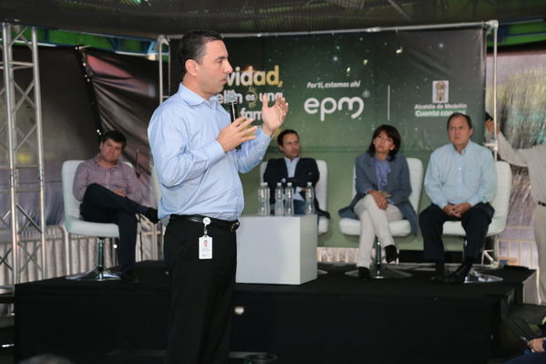 Rueda de prensa del Alumbrado Navideño 2016
Rueda de prensa del Alumbrado Navideño 2016
Fecha: Octubre 21 de 2016
Para descargar esta fotografía en alta resolución, haga clic sobre la imagen hasta que la misma se despliegue en la pantalla completa; luego dé clic derecho y elija la opción "guardar imagen como". 
En caso de publicación por cualquier medio, solicitamos acompañarla del crédito: "Foto EPM"
Palabras clave: Rueda prensa Alumbrado Navideño 2016