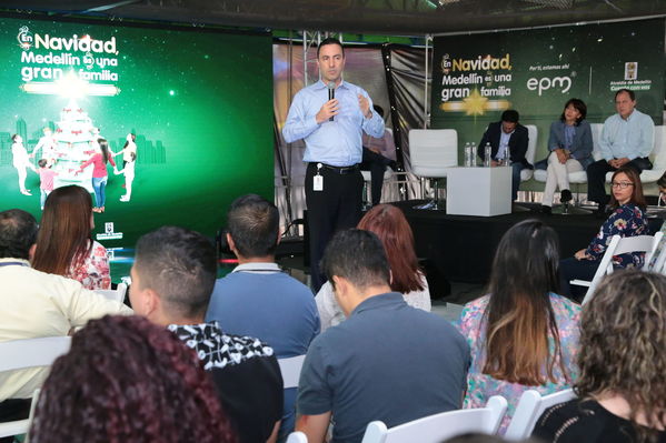 Rueda de prensa del Alumbrado Navideño 2016
Rueda de prensa del Alumbrado Navideño 2016
Fecha: Octubre 21 de 2016
Para descargar esta fotografía en alta resolución, haga clic sobre la imagen hasta que la misma se despliegue en la pantalla completa; luego dé clic derecho y elija la opción "guardar imagen como". 
En caso de publicación por cualquier medio, solicitamos acompañarla del crédito: "Foto EPM"
Palabras clave: Rueda prensa Alumbrado Navideño 2016