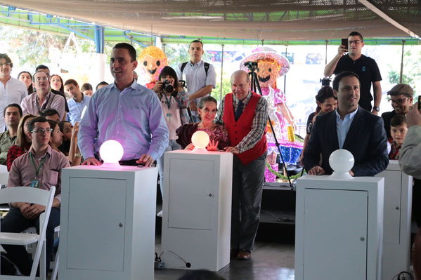 Rueda de prensa del Alumbrado Navideño 2016
Rueda de prensa del Alumbrado Navideño 2016
Fecha: Octubre 21 de 2016
Para descargar esta fotografía en alta resolución, haga clic sobre la imagen hasta que la misma se despliegue en la pantalla completa; luego dé clic derecho y elija la opción "guardar imagen como". 
En caso de publicación por cualquier medio, solicitamos acompañarla del crédito: "Foto EPM"
Palabras clave: Rueda prensa Alumbrado Navideño 2016