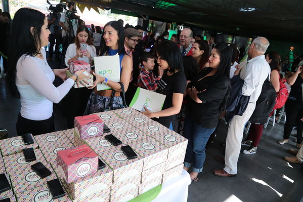 Rueda de prensa del Alumbrado Navideño 2016
Rueda de prensa del Alumbrado Navideño 2016
Fecha: Octubre 21 de 2016
Para descargar esta fotografía en alta resolución, haga clic sobre la imagen hasta que la misma se despliegue en la pantalla completa; luego dé clic derecho y elija la opción "guardar imagen como". 
En caso de publicación por cualquier medio, solicitamos acompañarla del crédito: "Foto EPM"
Palabras clave: Rueda prensa Alumbrado Navideño 2016