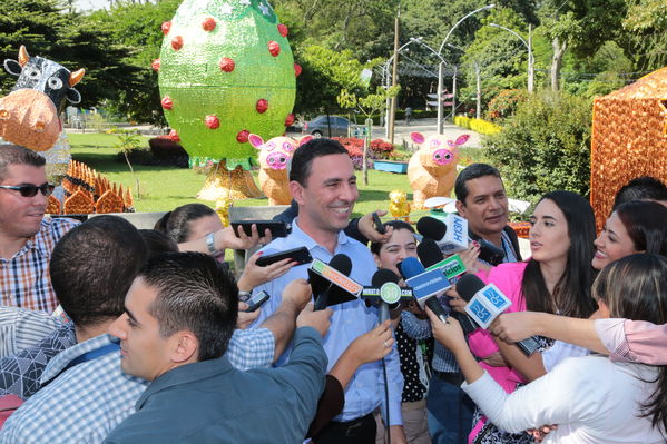 Rueda de prensa del Alumbrado Navideño 2016
Rueda de prensa del Alumbrado Navideño 2016
Fecha: Octubre 21 de 2016
Para descargar esta fotografía en alta resolución, haga clic sobre la imagen hasta que la misma se despliegue en la pantalla completa; luego dé clic derecho y elija la opción "guardar imagen como". 
En caso de publicación por cualquier medio, solicitamos acompañarla del crédito: "Foto EPM"
Palabras clave: Rueda prensa Alumbrado Navideño 2016