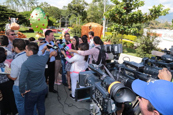 Rueda de prensa del Alumbrado Navideño 2016
Rueda de prensa del Alumbrado Navideño 2016
Fecha: Octubre 21 de 2016
Para descargar esta fotografía en alta resolución, haga clic sobre la imagen hasta que la misma se despliegue en la pantalla completa; luego dé clic derecho y elija la opción "guardar imagen como". 
En caso de publicación por cualquier medio, solicitamos acompañarla del crédito: "Foto EPM"
Palabras clave: Rueda prensa Alumbrado Navideño 2016