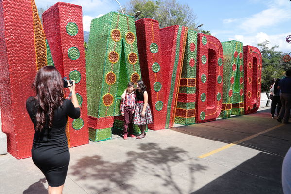 Rueda de prensa del Alumbrado Navideño 2016
Rueda de prensa del Alumbrado Navideño 2016
Fecha: Octubre 21 de 2016
Para descargar esta fotografía en alta resolución, haga clic sobre la imagen hasta que la misma se despliegue en la pantalla completa; luego dé clic derecho y elija la opción "guardar imagen como". 
En caso de publicación por cualquier medio, solicitamos acompañarla del crédito: "Foto EPM"
Palabras clave: Rueda prensa Alumbrado Navideño 2016