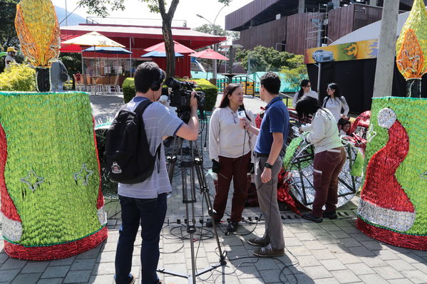 Rueda de prensa del Alumbrado Navideño 2016
Rueda de prensa del Alumbrado Navideño 2016
Fecha: Octubre 21 de 2016
Para descargar esta fotografía en alta resolución, haga clic sobre la imagen hasta que la misma se despliegue en la pantalla completa; luego dé clic derecho y elija la opción "guardar imagen como". 
En caso de publicación por cualquier medio, solicitamos acompañarla del crédito: "Foto EPM"
Palabras clave: Rueda prensa Alumbrado Navideño 2016