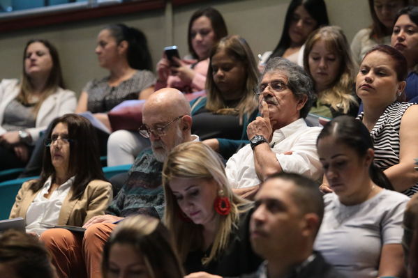 IV Encuentro proveedores Proveeduría EPM.
IV Encuentro proveedores Proveeduría EPM.
Fecha: 22 Octubre 2019.
Para descargar esta fotografía en alta resolución, haga clic sobre la imagen hasta que la misma se despliegue en la pantalla completa; luego dé clic derecho y elija la opción "guardar imagen como". 
En caso de publicación por cualquier medio, solicitamos acompañarla del crédito: "Foto EPM"
Palabras clave: IV Encuentro proveedores Proveeduría EPM.