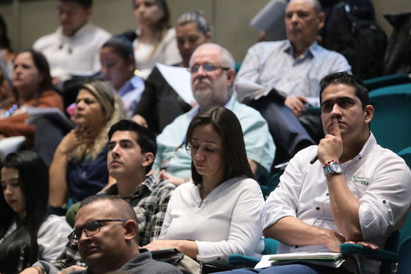IV Encuentro proveedores Proveeduría EPM.
IV Encuentro proveedores Proveeduría EPM.
Fecha: 22 Octubre 2019.
Para descargar esta fotografía en alta resolución, haga clic sobre la imagen hasta que la misma se despliegue en la pantalla completa; luego dé clic derecho y elija la opción "guardar imagen como". 
En caso de publicación por cualquier medio, solicitamos acompañarla del crédito: "Foto EPM"
Palabras clave: IV Encuentro proveedores Proveeduría EPM.
