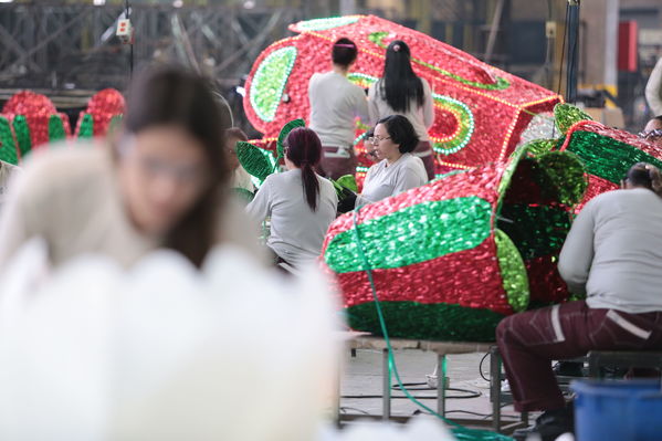 Elaboración artesanal Alumbrado Navideño 2017.
Elaboración artesanal Alumbrado Navideño 2017.
Fecha: 23 Octubre 2017.
Para descargar esta fotografía en alta resolución, haga clic sobre la imagen hasta que la misma se despliegue en la pantalla completa; luego dé clic derecho y elija la opción "guardar imagen como". 
En caso de publicación por cualquier medio, solicitamos acompañarla del crédito: "Foto EPM"
Palabras clave: Elaboración artesanal Alumbrado Navideño 2017.