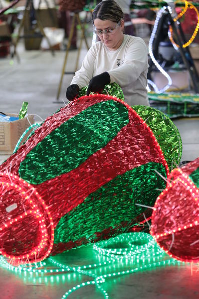 Elaboración artesanal Alumbrado Navideño 2017.
Elaboración artesanal Alumbrado Navideño 2017.
Fecha: 23 Octubre 2017.
Para descargar esta fotografía en alta resolución, haga clic sobre la imagen hasta que la misma se despliegue en la pantalla completa; luego dé clic derecho y elija la opción "guardar imagen como". 
En caso de publicación por cualquier medio, solicitamos acompañarla del crédito: "Foto EPM"
Palabras clave: Elaboración artesanal Alumbrado Navideño 2017.