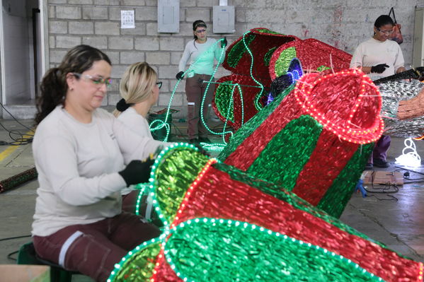 Elaboración artesanal Alumbrado Navideño 2017
Elaboración artesanal Alumbrado Navideño 2017.
Fecha: 23 Octubre 2017.
Para descargar esta fotografía en alta resolución, haga clic sobre la imagen hasta que la misma se despliegue en la pantalla completa; luego dé clic derecho y elija la opción "guardar imagen como". 
En caso de publicación por cualquier medio, solicitamos acompañarla del crédito: "Foto EPM"
Palabras clave: Elaboración artesanal Alumbrado Navideño 2017