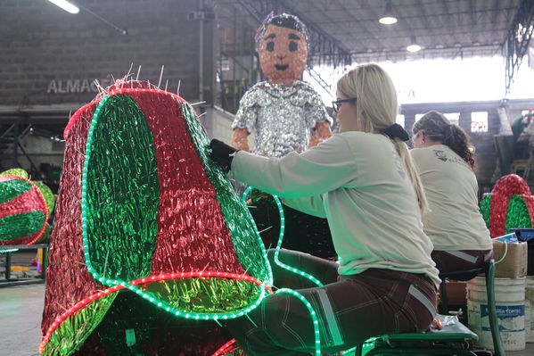 Elaboración artesanal Alumbrado Navideño 2017
Elaboración artesanal Alumbrado Navideño 2017.
Fecha: 23 Octubre 2017.
Para descargar esta fotografía en alta resolución, haga clic sobre la imagen hasta que la misma se despliegue en la pantalla completa; luego dé clic derecho y elija la opción "guardar imagen como". 
En caso de publicación por cualquier medio, solicitamos acompañarla del crédito: "Foto EPM"
Palabras clave: Elaboración artesanal Alumbrado Navideño 2017