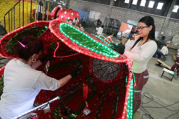 Elaboración artesanal Alumbrado Navideño 2017
Elaboración artesanal Alumbrado Navideño 2017.
Fecha: 23 Octubre 2017.
Para descargar esta fotografía en alta resolución, haga clic sobre la imagen hasta que la misma se despliegue en la pantalla completa; luego dé clic derecho y elija la opción "guardar imagen como". 
En caso de publicación por cualquier medio, solicitamos acompañarla del crédito: "Foto EPM"
Palabras clave: Elaboración artesanal Alumbrado Navideño 2017